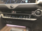 【3席独立温度コントロールフルオートエアコン】運転席・助手席+後席で好みに合わせて温度設定が行えます。シートヒーター等を自動制御するオールオート機能も搭載。乗員それぞれが快適に過ごせます。