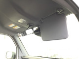 運転席サンバイザーを装備しており、日差しをしっかり遮って視界を確保。快適で安全なドライブをサポートします。
