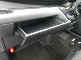 スリムタイプのティッシュボックスがスッポリ入るインストスライドボックスが付いています!コンパクトな軽自動車でもスッキリ整頓してドライブを楽しんでいただけますね!
