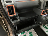 助手席側にもグローブボックスと上部に小型のボックスティッシュ等がおけるスペースもあります☆