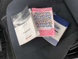 メンテナンスノート、取扱説明書ですね。 車の情報が凝縮されています。 車の整備記録が記載されている大事な物ですよ。