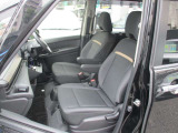 運転席はひじ掛け付きでゆったり広々です。