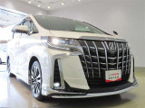 LEDヘッドライトです。デザイン性がよくとても明るいので、夜間の走行や悪天候でも安心です。しかも長寿命!