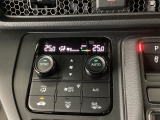 【左右独立オートエアコン】左右席で独立温度コントロールが可能です。運転席はキンキンに冷やして助手席はマイルドにと言った設定が可能です☆暑さ寒さでケンカすることもなくなりますね♪