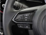 【ステアリングスイッチ】ステアリング周りでのスイッチ操作が行えますので、走行中でも各種操作可能です。お近くの広島マツダまでお越しください。