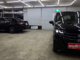 当店では専任のメカニックが大切なお客様のお車を一台一台丁寧に整備いたします。自社認証工場にてリフトアップし下回りまでキッチリ検査いたします。