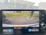 【リヤカメラ・ワイドビュー】後方を広く映し出し、左右からの接近車両や歩行者も確認しやすいビューです。
