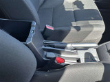 センターコンソールには収納ボックスと小物入れが付いており、運転席廻りが快適になっています♪