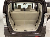 開口部も広く荷物の積み下ろしもしやすいお車となっております。シートの背もたれは5:5の割合で背もたれを可倒でき、前後のシートスライドもできるので荷室をひろげることができます。