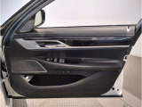 当社BMW認定中古車は全車保証付きでございます。また保証料金や整備費用はお見積書内の諸費用・税金に追加計上する事はございません。認定中古車保証付きのお支払総額でお見積りご依頼の上、他店とお比べください