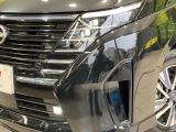 【LEDヘッドライト】悪天候や夜間走行時も良好な視界を確保し安心して運転できる高輝度LEDヘッドライトを装備!点灯速度が早く、消費電力も抑えられています。