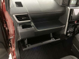 何かと便利なグローブボックス。メンテナンスノートや車検証、ちょっとしたメモと筆記用具等を入れておくとあればもしもの時にも便利ですね。