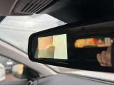 バックミラー内に助手席下を映し出すカメラが内蔵されています
