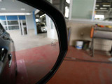 隣車線を走る車両をレーダーで検知し、ドアミラーでは確認しにくい後側方エリアに存在する車両に加え、急接近してくる車両も検知します。車両を検知するとドアミラーに搭載されたLEDインジケーターが点灯します。