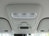 運転席の上に、手元を明るく照らすマップランプをご用意しております♪