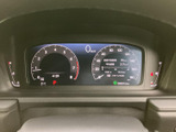 視認性の高いメーターパネルは、運転中の情報把握をスムーズに。デジタル表示で、必要な情報を分かりやすく確認できます。