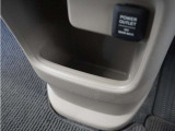 ◆センターロアボックス◆インパネ中央の下部には、ごみ箱としても使用する事ができるセンターロアボックスを装備しております。