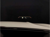 【ヘッドアップディスプレイ】現在の車速表示や目的地へのルート案内やメディア関連のリストを表示する事が可能です。視線移動を減らす事によりドライブに集中して頂けます。