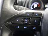 ステアリングスイッチ付き。前方から目を離すことなく操作することが可能です。