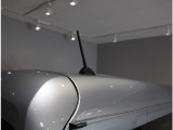 スッキリした大きさで車のデザインに自然に溶け込めるマイクロアンテナ。倒したり、取り外すこともできますよ。