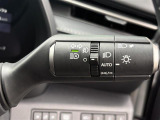 【オートライト(AUTO)】外の明るさをシステムが感知して、自動でヘッドライトが点灯します。ヘッドライトをつけ忘れを防ぐ便利機能です。