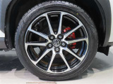 純正のアルミホイール装着車です。タイヤサイズは215/50R18です。
