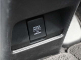 ◆後席用アクセサリーソケット◆電源ソケットは後席用にも装備されています。長時間のドライブも安心です。
