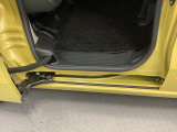 ホンダ車の低床ボディは、チャイルドシートへのお子さまの乗降や荷物の積載もスムーズ。足元もゆったりとしていますので、おくつろぎいただけます。
