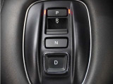 シフトはボタン操作となっており、直感的な操作性により、ドライバーの快適な運転を支援。P・N・Dは押す、Rは引くという人間の感覚にマッチした操作感です。
