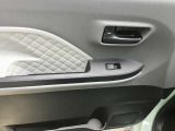 パワーウィンドウのスイッチですよ。運転席に居ながら窓を開け閉めのコントロールできますよ!ロック機能で、子供がイタズラして窓を開けるという事もなくなります!