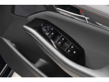 スイッチ一つで窓を開け閉めできるパワーウィンドウスイッチです。