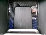 ワイヤレスチャージングを搭載しているので対応機種なら置くだけで充電ができます。コードをつけなくてもよいので、運転席周りがスッキリします。