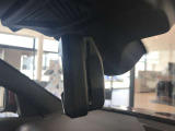 【ETC機能付防眩ミラー】BMWのルームミラーは、ETCと一体型でございます。ミラーは防眩機能付きですので、後方車両のヘッドライトの明かりをカット致します。