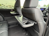 シートバックテーブルも標準装備でございます。車内での軽食などにも大変便利です。