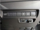 オートマチックハイビームとは、先行車や対向車のライトを認識し、ハイビームとロービームを自動で切り替える機能です。夜道の視界を確保します。詳細は販売店スタッフまでおたずねください。