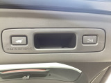 運転席とリアゲート本体に開閉スイッチを装備し、とても便利な電動リアゲート!