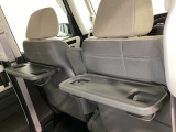 運転席・助手席の背もたれには、2列目シート用にカップホルダー付きの「格納式のシートバックテーブル」を装備しています。休憩時のちょっとした時間などカップを置いたり、小物置きに使えて便利です。