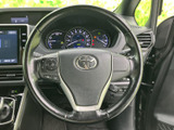 握りやすいステアリングは、運転の操作性を高めます。オーディオやハンズフリー通話などの操作もステアリングから手軽に行えます。