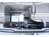 リヤラゲッジ下にパンク修理キットや車載工具などすっきり収納されております!