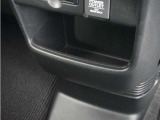 ◆センターロアボックス◆インパネ中央の下部には、ごみ箱としても使用する事ができるセンターロアボックスを装備しております。