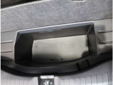 そこの深い大きな床下収納。普段から積んでおきたい物をしまっておけば荷室はいつもすっきりです♪