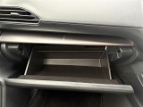 【グローブボックス】大容量のグローブボックスです!!車検証ケース他、日頃使う小物類の収納スペースもたくさんあります!