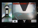 パノラミックビューモニター付きです。車両を上から見たような映像をディスプレイオーディオ画面に表示。運転席からの目視だけでは見にくい、車両周辺の状況をリアルタイムでしっかり確認できます。