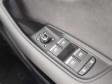 ミラーヒーター、ミラー格納、ミラー調整スイッチ、窓の開閉操作。Audiでは触感開発チームがあり、クリック感は操作する喜びを感じていただけます。