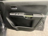 【運転席ドア】ドリンクホルダーと収納ポケットがあります。