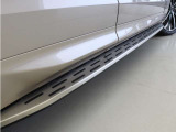 高級感あふれるスタイリッシュなランニングボードを装備しています。車両のパワフルな印象を引き立てながら、車両の乗り降りやルーフへの荷物の積載時に足を載せられる一体型のボードです。