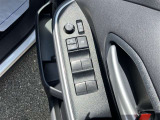 運転席扉内側部分です。【パワーウィンドウ】で窓の開け閉めもラクラクですね!