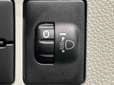 対向車や先行車への配慮が可能。積載物の状況に応じてヘッドライトの照射角度を手動調整できるスイッチ