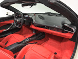 カーペットカラーには「Nuovo Rosso 592」を採用し、足元までレッドで統一された美しいカラーコーディネートです。