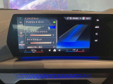 【ナビ純正】ワイドコントールディスプレイは、画面内に多数の情報を表示する事が可能です。センターコンソールiDriveコントローラー操作だけでなく、タッチパネルでの操作も可能となっております。